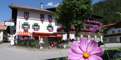 Pensionen - Art der Pension: Gasthaus mit Zimmervermietung - Tirol - Unser Landgasthof Kaiserkrone im Sommer. - Landgasthof Kaiserkrone