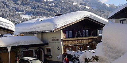 Pensionen - Frühstück: Frühstücksbuffet - Going am Wilden Kaiser - Winteransicht - Gästehaus Neumayer alpine**sports**appartements - Gästehaus Neumayer