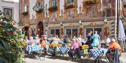 Pensionen - Frühstück: Frühstücksbuffet - Garmisch-Partenkirchen - Restaurant- Terrasse  - Traditionsgasthaus Alpenrose GMBH Mittenwald