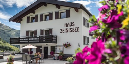 Pensionen - Umgebungsschwerpunkt: Fluss - Tirol - Ansicht mit Terrasse - Haus Zeinissee