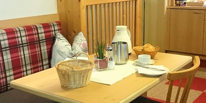 Pensionen - Frühstück: Frühstücksbuffet - Galtür - Frühstücksraum - Haus Zeinissee