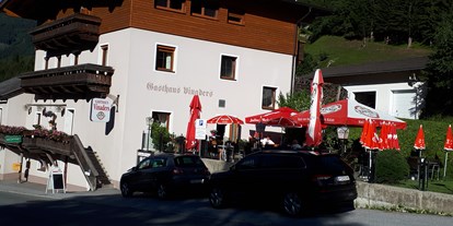 Pensionen - Balkon - Innsbruck - Ansicht vom Parkplatz auf das Gasthaus und Sonnenterrasse - Gasthaus Vinaders