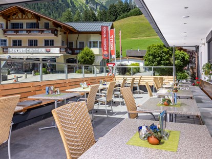 Pensionen - Langlaufloipe - Tirol - Entspannt Kaffee und Kuchen genießen am Nachmittag auf der Terrasse der Pension, oder auch das Abendessen genießen in der Abendsonne. - Gasthof-Pension-Dorfstube