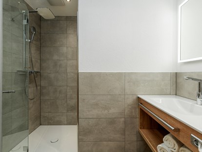 Pensionen - Radweg - Balderschwang - Komfortables Badezimmer im Deluxe 303. Toilette ist getrennt zum Badezimmer ausgeführt für mehr Privatsphäre. - Gasthof-Pension-Dorfstube