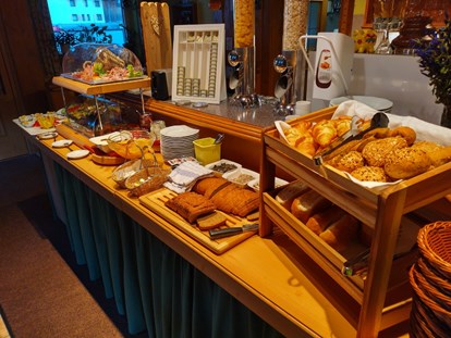 Pensionen - WLAN - Tobadill - Frühstück am Buffet oder auch serviert am Tisch mit leckerem hausgemachten Brot und regionalem Brot aus der Bäckerei in Steeg. - Gasthof-Pension-Dorfstube