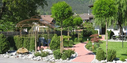 Pensionen - Parkplatz: kostenlos bei der Pension - Seefeld in Tirol - Garten - Gasthof zum Stollhofer