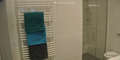 Pensionen - Mils - Ferienwohnung "Gartenblick" 2-5 Personen

Badezimmer mit Regendusche und Doppelwaschtisch - Gasthof zum Stollhofer