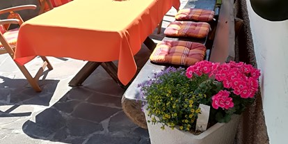 Pensionen - Restaurant - Karres - Eingang und Terrasse mit Morgensonne - Haus Brigitte