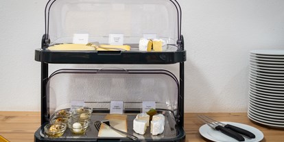 Pensionen - Frühstück: Frühstücksbuffet - Matrei in Osttirol - Käse von der Käserei aus Kals am Großglockner - Bergerhof