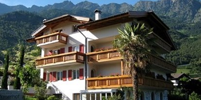 Pensionen - Umgebungsschwerpunkt: Therme - Lana (Trentino-Südtirol) - In den letzten Jahren haben wir unsere Pension modernisiert. Im 3. Stock befinden sich 5 geräumige Doppelzimmer mit modernen Bad, Sitzecke, Sofa, Kühlschrank, Safe, TV und Wifi. Einen Stock tiefer die Ferienwohnung/Suite Kirschblüte und Apfelblüte und zwei schöne Doppelzimmer mit Südbalkon. Hingegen in der 1. Balkonetage befinden Sie zwei kleine Doppelzimmer mit Südbalkon und nebenan die Suite Magnolie mit 30m². Neu: Indoor Hot Whirlpool 36°C und ein grosser, beheizter Aussenpool. - Pension Plarserhof
