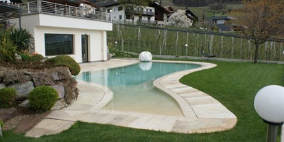 Pensionen - Kühlschrank - Lana (Trentino-Südtirol) - So schön ist es bereits im April bei uns. Die ersten Sonnenstrahlen genießen und den Alltag vergessen. - Pension Plarserhof