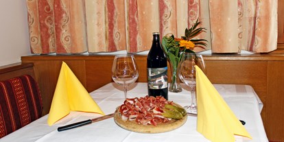 Pensionen - Art der Pension: Hotel Garni - Schenna bei Meran - abends gemütlich bei ein Glas´l Eigenbauwein zusammen sitzen - Pension An der Leit