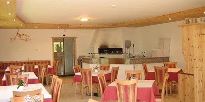 Pensionen - Umgebungsschwerpunkt: See - Tscherms - Unser Speisesaal mit unserem Holzofen für Pizzas - Landgasthof Sonnegghof in Altenburg