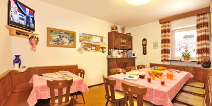 Pensionen - Frühstück: serviertes Frühstück - Kastelruth - Frühstücksraum und Aufenthaltsraum - Hörmannhof