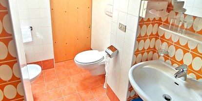 Pensionen - Corvara / Alta Badia - Badezimmer mit Dusche und Toilette - Garni Gabrieli