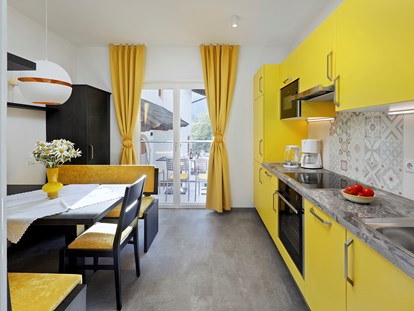 Pensionen - Wanderweg - Marling - Der elegante Wohnbereich mit Küche der gelben Ferienwohnung ist mit allen Annehmlichkeiten ausgestattet.   - Residence Sonnengarten**