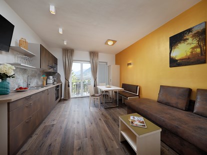 Pensionen - Balkon - Sarntal - Einzigartig möbliert, hoch modern und funktionell ausgestattet ist der Wohn- und Küchenbereich unserer gold-blauen Ferienwohnung.    - Residence Sonnengarten**
