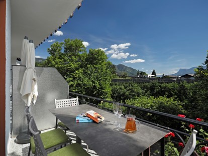 Pensionen - Wanderweg - Naturns - Genießen Sie eine Auszeit oder nehmen Ihre Mahlzeit auf dem vom Grün der Obstwiesen umgebenen, sonnigen Balkon ein.     - Residence Sonnengarten**