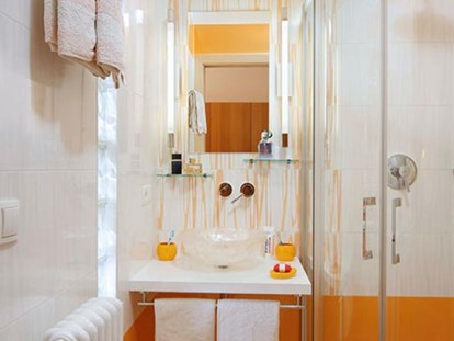 Pensionen - St. Gertraud in Ulten - Die Kombination von weiß und orange finden Sie auch in der modernen sanitären Anlage des orangen Doppelzimmers.   - Residence Sonnengarten**