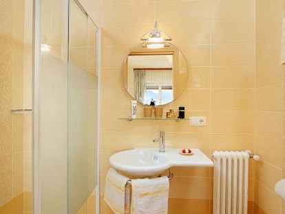 Pensionen - Art der Pension: Ferienwohnung - Naturns - Farblich abgestimmt mit dem Schlafzimmer verfügt das Bad über eine großzügige Dusche mit hochmoderner Regenschauerbrause, einem individuellem Waschtisch, Haar Föhn und WC.        - Residence Sonnengarten**