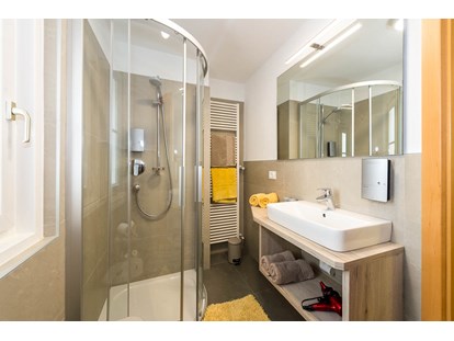 Pensionen - Umgebungsschwerpunkt: Stadt - Feldthurns - Dusche Doppelzimmer ANNA - Haus Claudia