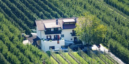 Pensionen - Spielplatz - Dorf Tirol - Sicht vom Walweg - Sackgut- Hof