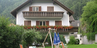 Pensionen - Garage für Zweiräder - Wolkenstein (Trentino-Südtirol) - Garten Spielplatz - Gasthof Albergo Obermair