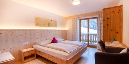 Pensionen - Taufers - gemütliches Zimmer in Zirmholz  mit Südbalkon - BIO-Bauernhof Inner-Glieshof