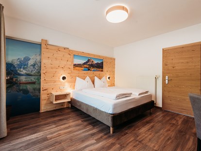 Pensionen - Parkplatz: kostenlos bei der Pension - Lappach (Trentino-Südtirol) - Doppelzimmer mit neuen Betten an der Zirbenholzwand.  - Pension Sonnenhof