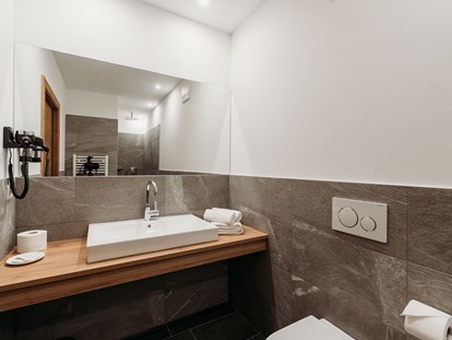Pensionen - Umgebungsschwerpunkt: am Land - Brixen - großes Badezimmer in den Suiten.  - Pension Sonnenhof