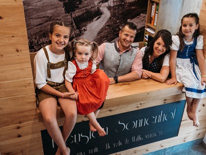 Pensionen - Restaurant - Familie Unterkircher mit
Christian und Ulli, Lena, Alisa und klein Ida - Pension Sonnenhof