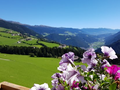 Pensionen - Skiverleih - Wolkenstein (Trentino-Südtirol) - Blick vom Balkon ins Pustertal - Pension Sonnenhof