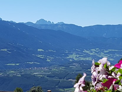 Pensionen - Fahrradverleih - Wolkenstein (Trentino-Südtirol) - Blick vom Balkon ins Eisacktal mit den Dolomiten und Langkofel - Pension Sonnenhof