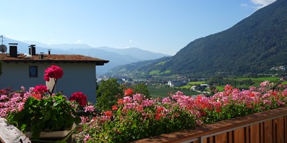 Pensionen - Frühstück: serviertes Frühstück - Trentino-Südtirol - Blick nach Brixen - Haus Karin ***
