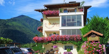 Pensionen - Umgebungsschwerpunkt: am Land - Mühlbach (Trentino-Südtirol) - Parkplatz mit Haus  - Haus Karin ***