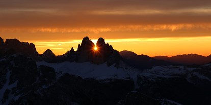 Pensionen - Umgebungsschwerpunkt: Berg - Neustift (Trentino-Südtirol) - Sonnenaufgang am 21.12. auf dem Dürrenstein mit Blick zu den 3 Zinnen, das Schauspiel ist nur eine Woche im Jahr vom 20.12.weg  - Haus Karin ***