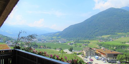 Pensionen - Garten - Feldthurns - Vom Balkon Blick nach Brixen  Mansardenwohnung - Haus Karin ***