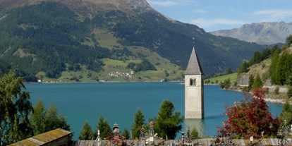 Pensionen - Sauna - Trentino-Südtirol - Der versunkene Turm im Reschensee - Garni Marianne