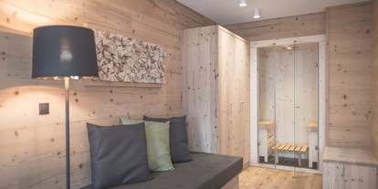 Pensionen - Kühlschrank - Ahornach - Wohnbereich und Hydro-Soft-Sauna - Ahrner Wirt Apartments