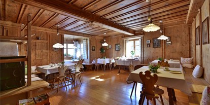 Pensionen - Kühlschrank - St. Pauls-Eppan - über 400 Jahre alte Frühstücksstube  - Gasshuberhof der Fam. Mauracher 
