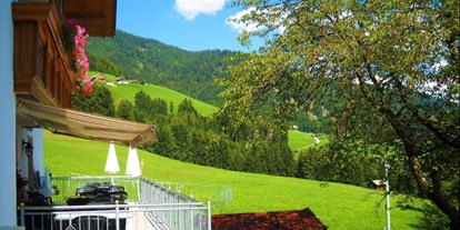 Pensionen - Frühstück: Frühstücksbuffet - Abtei (Trentino-Südtirol) - Terasse und Garten - Gasthof Hohenbichl