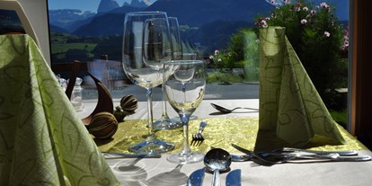 Pensionen - Umgebungsschwerpunkt: Berg - Mühlbach/Meransen - Blick von Ihrem Tisch auf die Dolomiten beim Frühstück oder Abendessen - Hotel Pension Erlacher