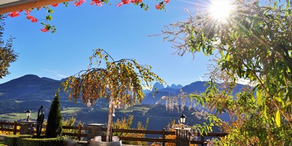 Pensionen - Umgebungsschwerpunkt: Berg - St. Andrä/Brixen - Blick von unserer Sommerterasse, ach da kommt ja mein Aperol Spritz, Danke :-) - Hotel Pension Erlacher