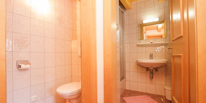 Pensionen - Art der Pension: Urlaub am Bauernhof - Kaprun - dazugehöriges Badezimmer mit separatem WC - Urlaubsparadies Liebmannhof