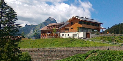Pensionen - Garten - Bezau - "Schwarzmann's" im Sommer. Auf einer Anhöhe gelegenes Haus mit 360° Panoramablick auf die umliegende Bergwelt - Schwarzmann's Ferienwohnungen