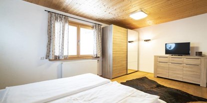 Pensionen - Kühlschrank - Vorarlberg - Apart DG - Schlafzimmer 1 - Bergwelt-M
