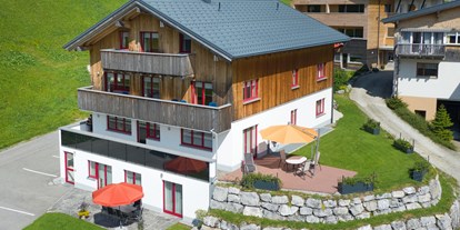 Pensionen - Hunde: erlaubt - Mellau - Haus Rothorn auf 1.500m Seehöhe, sonnige Lage im Ortsteil Nesslegg in Schröcken - Haus Rothorn Appartements