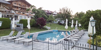 Pensionen - Terrasse - Itter - Im Sommer genießen Sie unseren Panoramapool direkt neben dem romantischen Schlösslgarten. Suchen Sie sich Ihren Platz an der Sonne auf einer der gemütlichen Ruheliegen direkt am Pool. Rund ums Jahr dürfen Sie sich in unserem Hallenbad wohlfühlen. Die Wasserwelt im Hotel AlpenSchlössl hält Genussmomente für Sie bereit. - Landhaus Ager