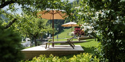 Pensionen - Sauna - Kirchberg in Tirol - Sonnenliegen im Schlösslgarten. Kraft tanken in der Natur? In unserem Schlösslgarten geht das ganz einfach! Nehmen Sie Platz und lassen Sie die Umgebung auf sich wirken – zurücklehnen und entspannen. Ihre Bedürfnisse stehen dabei im Mittelpunkt.  - Landhaus Ager
