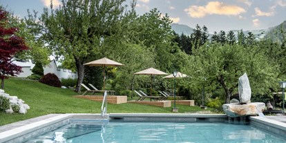 Pensionen - Garten - Kirchberg in Tirol - Wasserwelt. Eintauchen in das kühle Nass.
Im Sommer genießen Sie unseren Panoramapool direkt neben dem romantischen Schlösslgarten. Suchen Sie sich Ihren Platz an der Sonne auf einer der gemütlichen Ruheliegen direkt am Pool. - Landhaus Ager